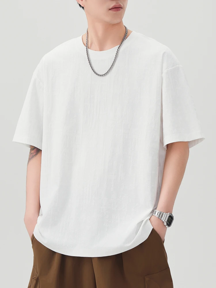 メンズ半袖Tシャツは、どう選ぶべきか？夏の日常に合う「ゆったりで通気性の良い」アイテムの選び方
