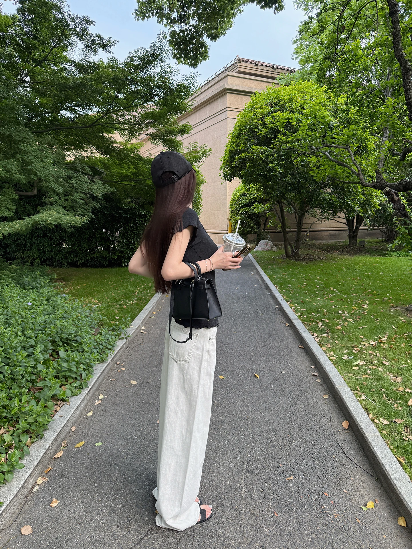 エッグパンツや水色パンツで悩むなら、今夏のベストなボトムパンツは？