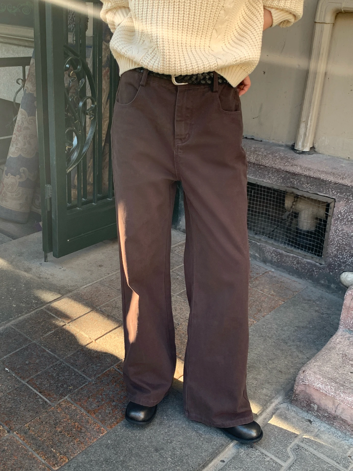 カーキパンツを選ぶべきタイミングは？実は「カフェブラウン」が今、通勤とレジャーで最も人気を獲得している