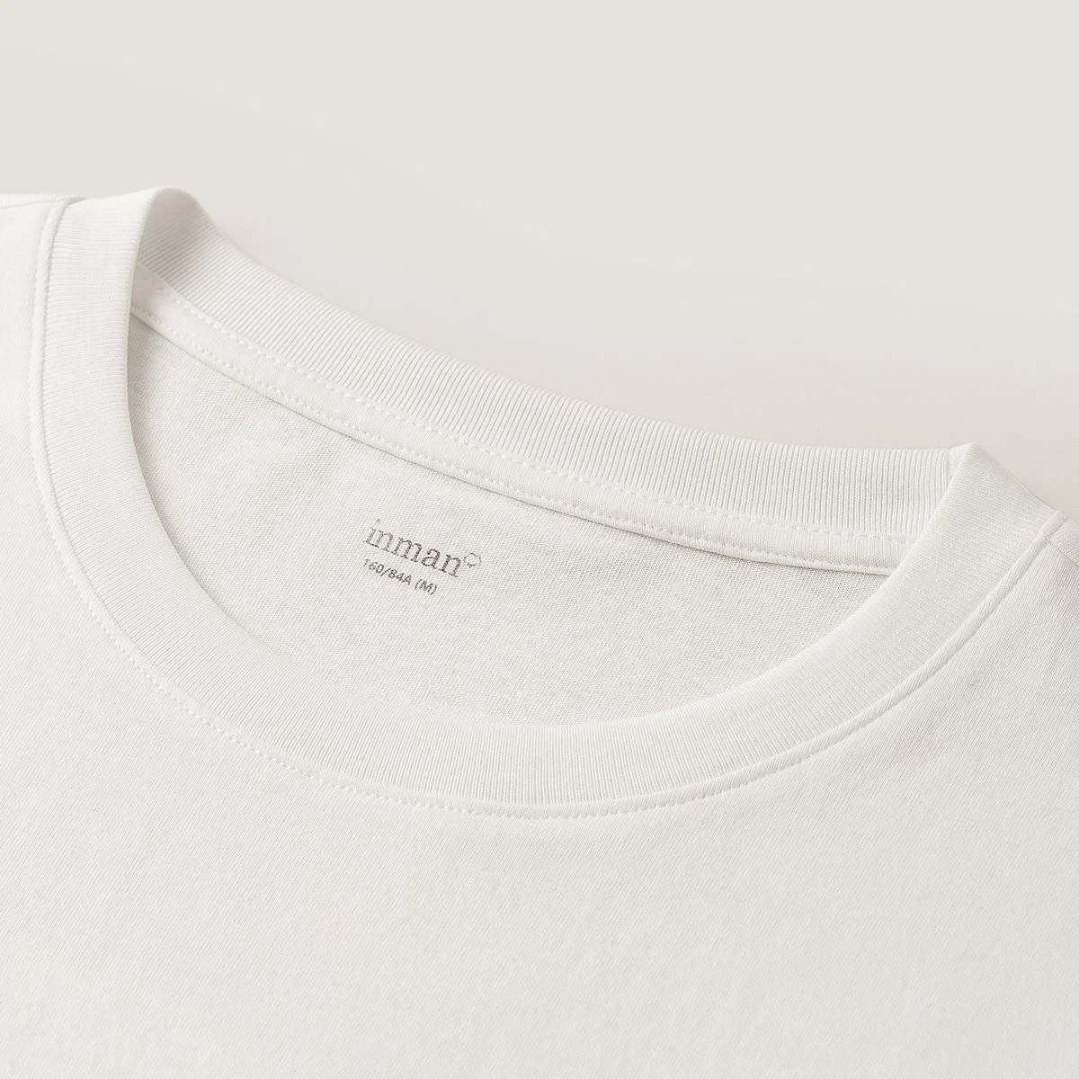 刺繍入りTシャツ：女性向けのシンプルなハート柄デザインと快適なコットン素材