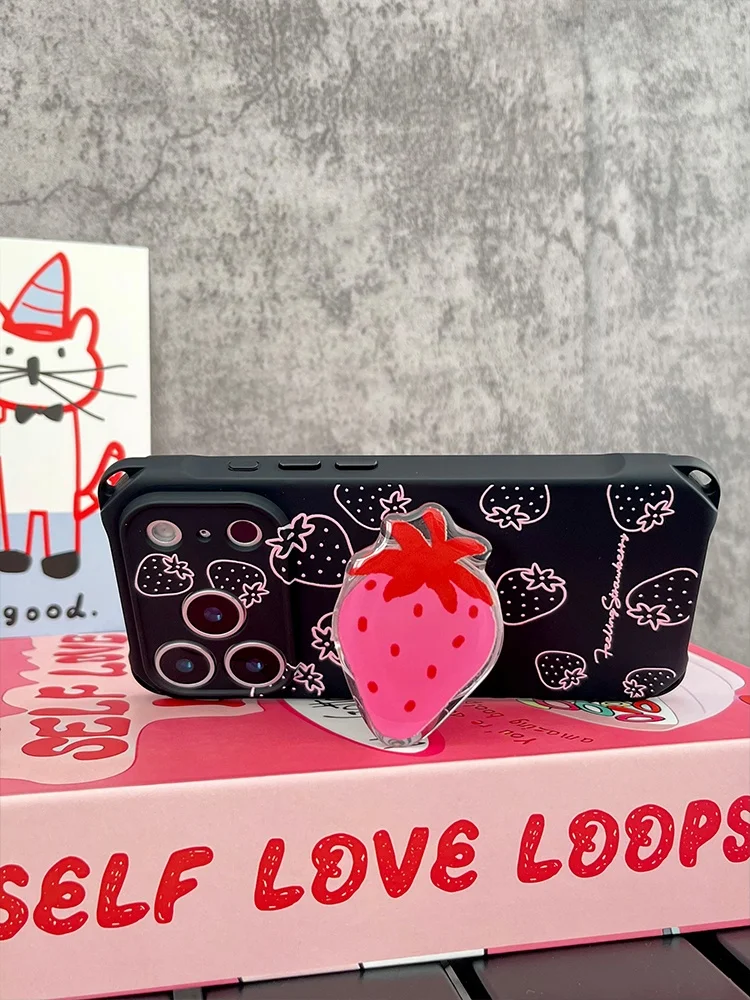 スマホケース ショルダー 全機種対応 どうやって選ぶか？ストロベリーデザインが通勤に合う理由とは