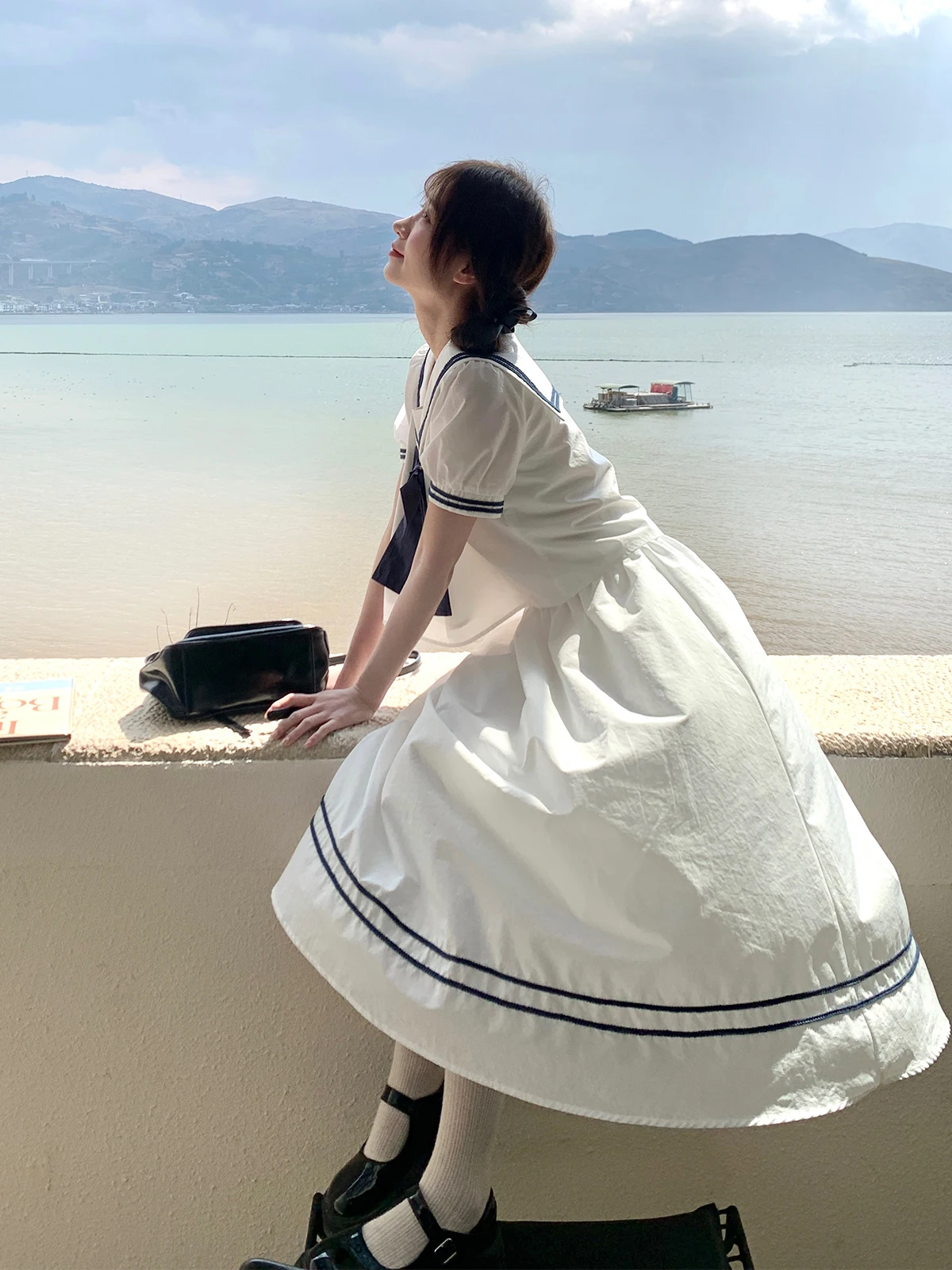 ワンピースのポーズを自然に取り入れるには？学院風の水手服ワンピースが解決するリアルな悩み