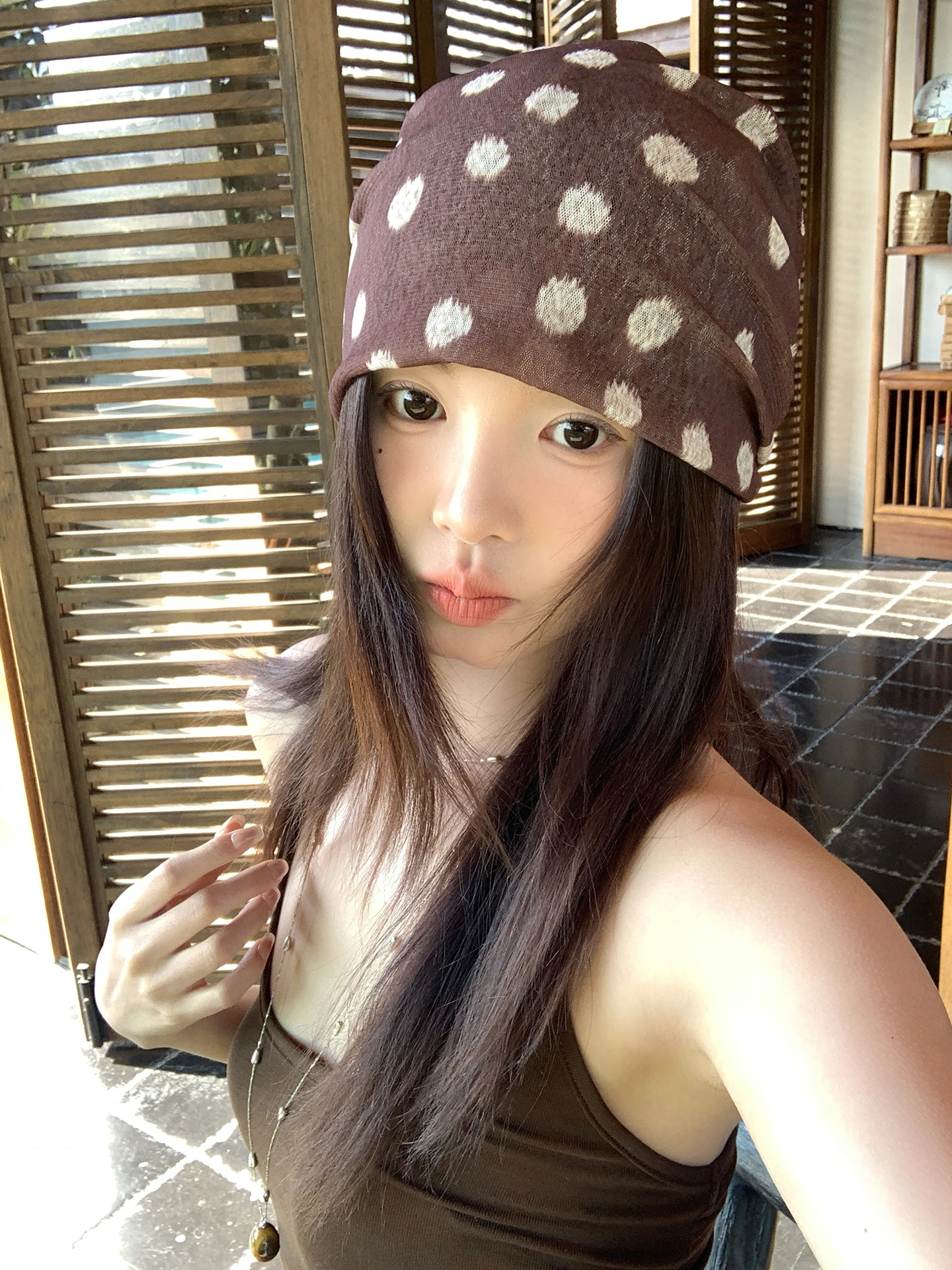 ドットデザインの女性用帽子：夏のファッションに最適な廃墟風ギャザースタイル