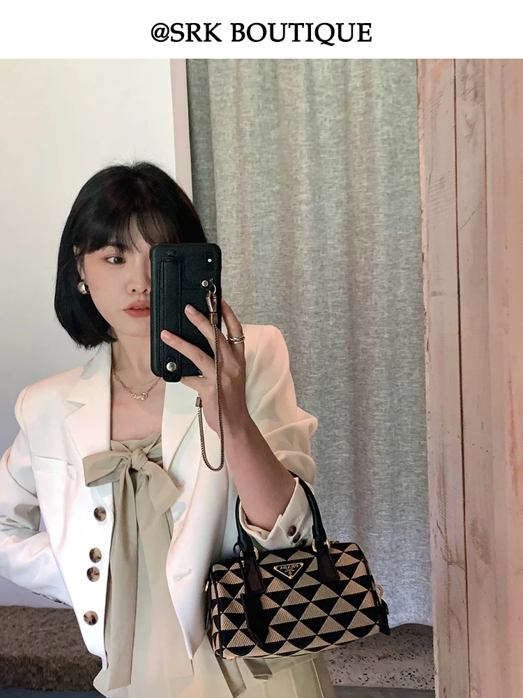 デート服 秋 20代 にぴったりのセットアップは、カーキカラーのフリルキャミとハイウエストスカートがベスト？