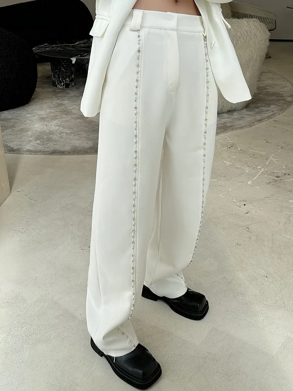 パープルパンツを着るとき、どうやってコーデを組むの？