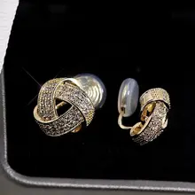 交差したデザインの耳なしフープピアス【白鹅绒・優雅な透かし模様】