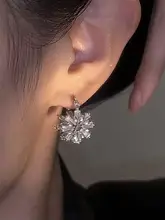 洗練されたデザイン！ジルコニア雪の結晶イヤリング【秋冬用・上品な雰囲気・耳掛けタイプ】