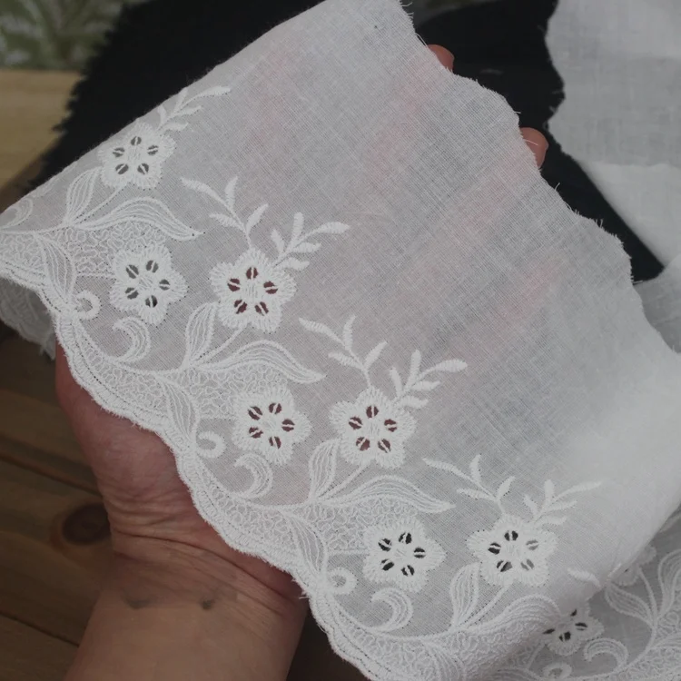 片側刺繍の花柄コットンレース生地：かがり縫いに最適なトリム用生地の実用性と使い方