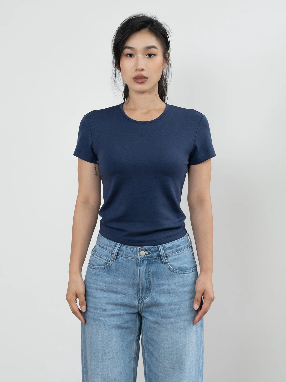 シンプルで快適なTシャツは短パンコーデや40代の日常に最適な選択肢