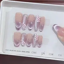 手作りのフレンチスタイルマニキュア【猫目デザイン・立体的な小花・美白効果】