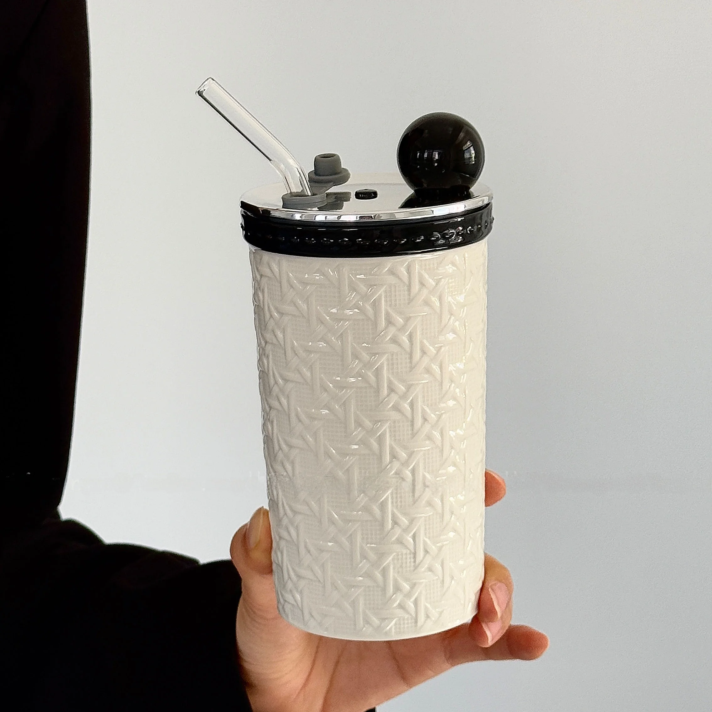 レトロなブラックラタン編みデザインの陶器製マグカップ【蓋付き】の実用性と選定基準