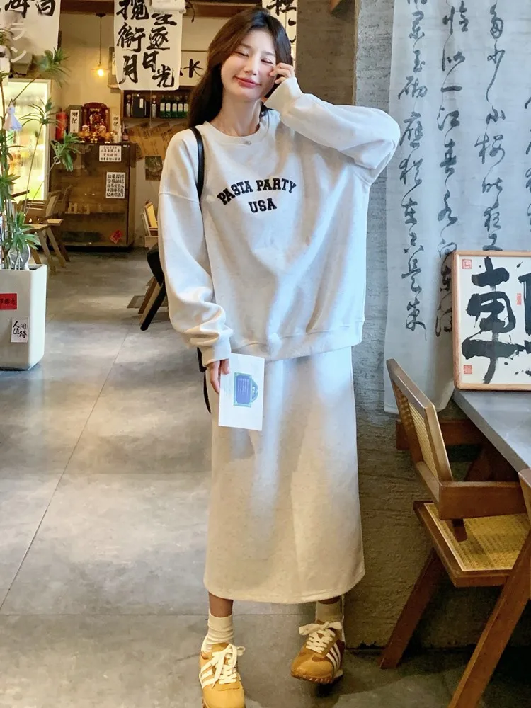 2026春コーデ10代が選ぶ、パーカーとスカートのシンプルでオシャレなスタイルは？