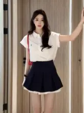 高腰プリーツミニスカートと白い短袖シャツの学院風コーディネート（セットアップ対応）