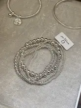 シンプルデザインの銀色ビーズエラスティックブレスレット【高級感ある手元を演出】