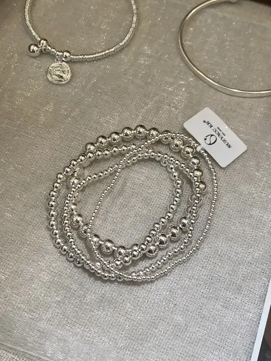 シンプルデザインの銀色ビーズエラスティックブレスレット【高級感ある手元を演出】