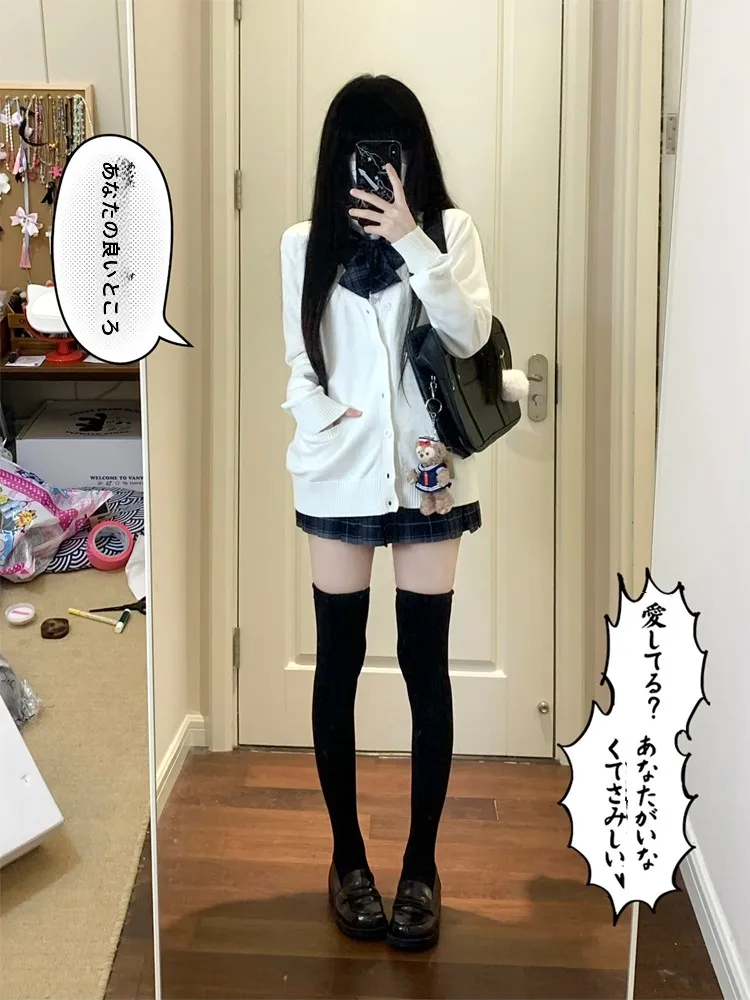 かっこいい中学生になるための机おしゃれとは？白色ニットカーディガンとチェック柄スカートが答えになる