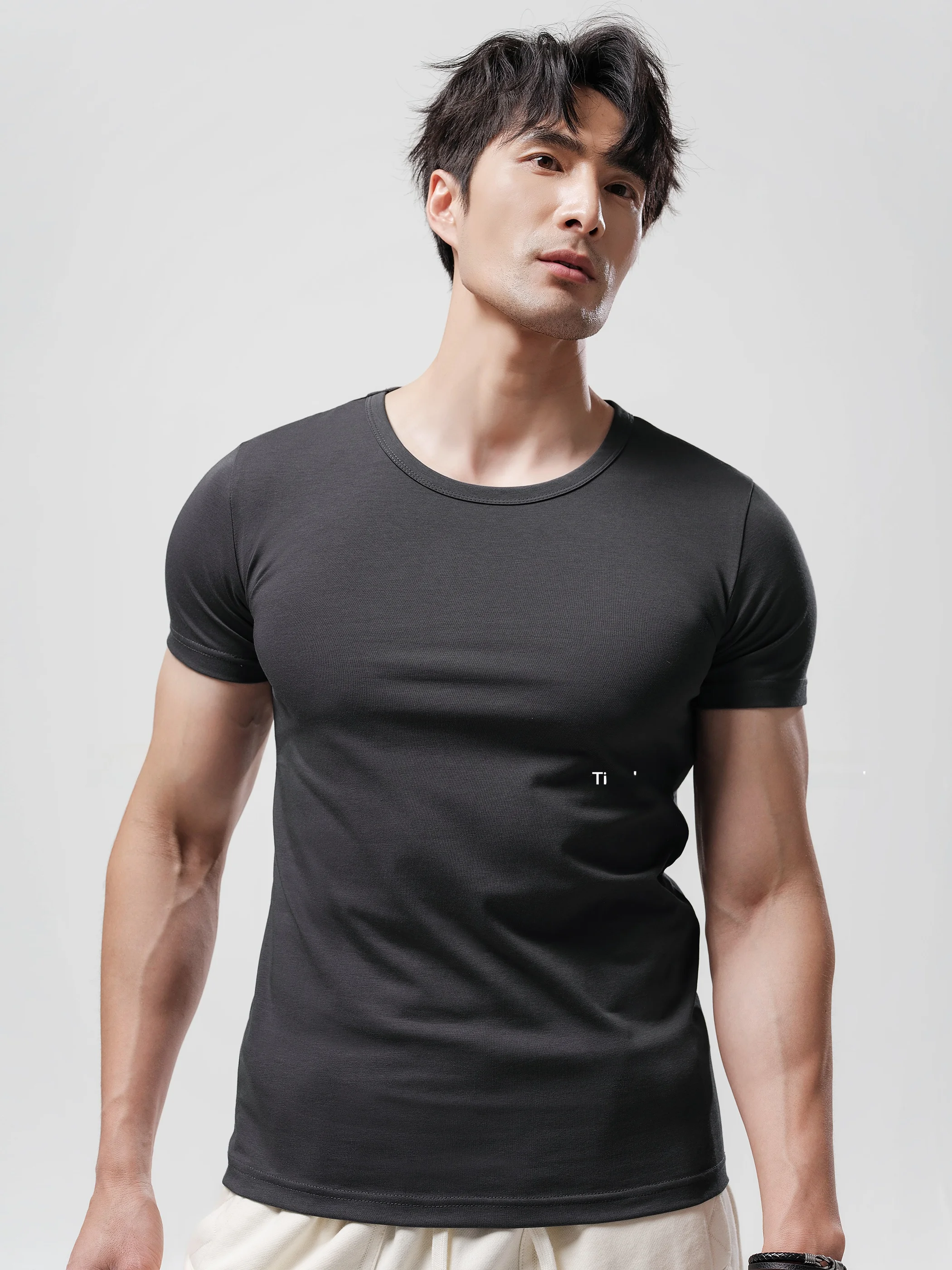 メンズTシャツが似合う体型選び方：カットオフや無地の違いを知れば、どんな体に合うかがわかる
