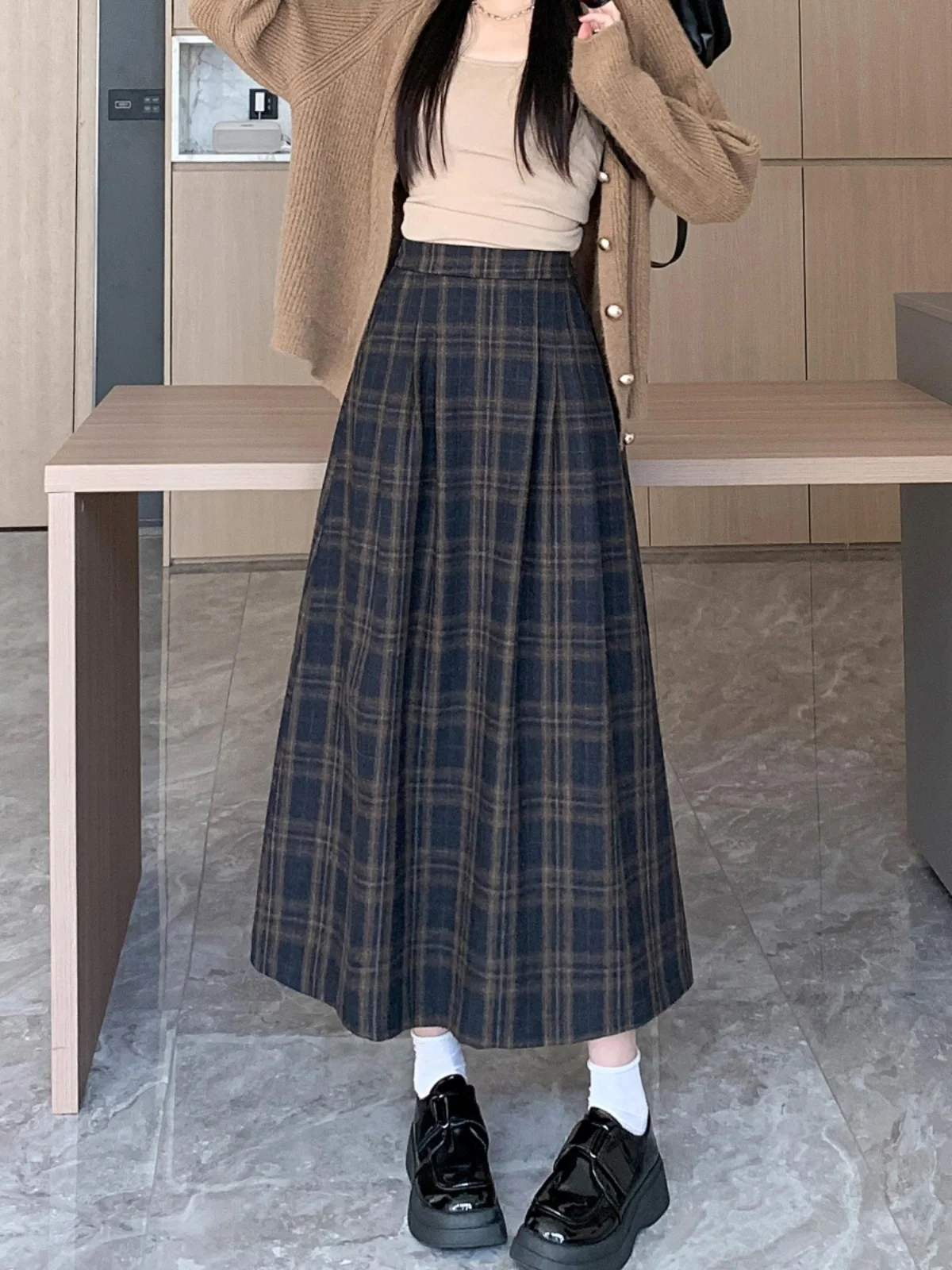 プリーツスカート コーデ 完全ガイド｜無地トップスとのバランスと失敗しない組み合わせ