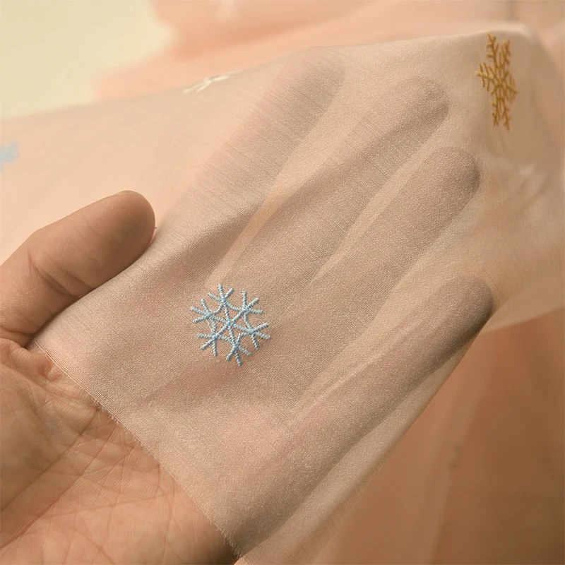 スノードーム 手作り：淡い杏色とピンクの雪花模様生地で冬の装飾を実現