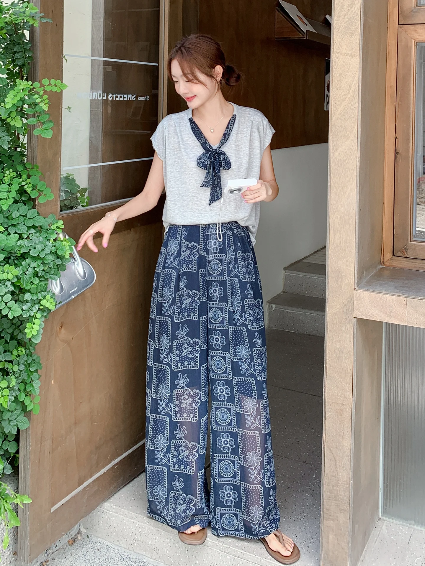 フレアパンツとトップスの組み合わせで、夏の日常をどう変える？