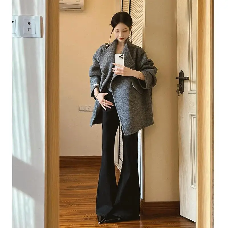 シルエットが綺麗なパンツ レディースはどう選ぶ？ハイウエストフレアパンツの本質と、実際の着こなしで見抜くべきポイント