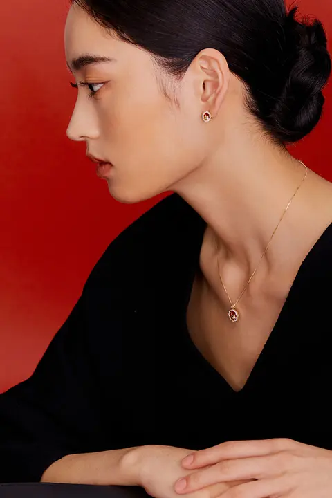 真っ赤なイヤリング【シンプルでエレガントなデザイン・軽やか】