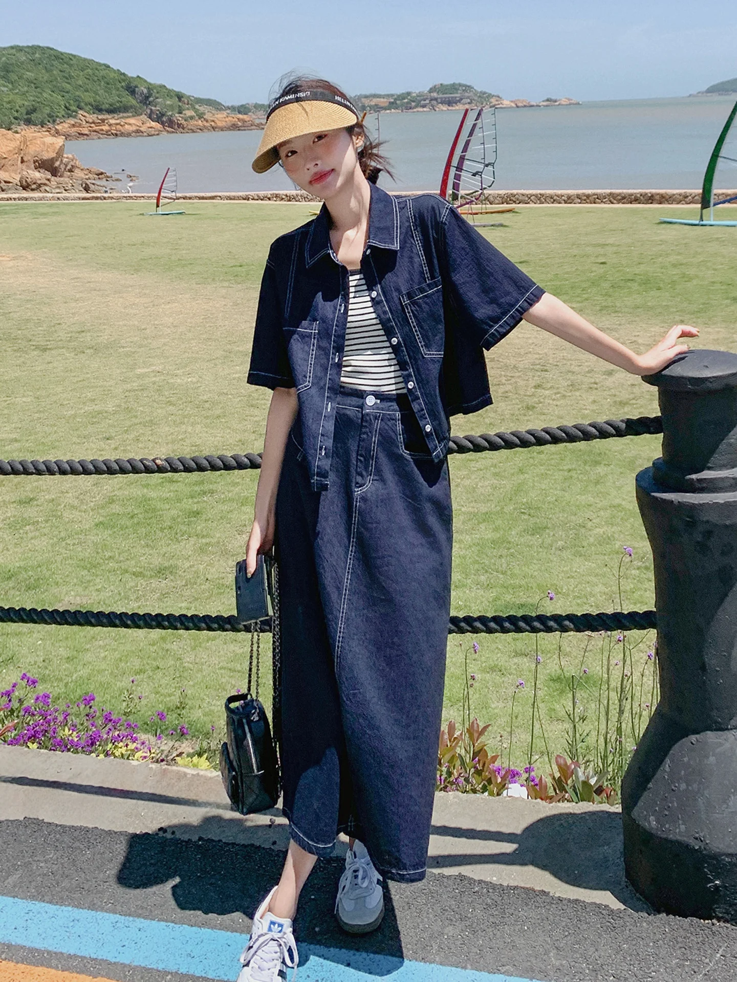40代の女性にぴったりなカジュアルデニムコーデは、この「深い青の薄手デニムシャツ」から始める？