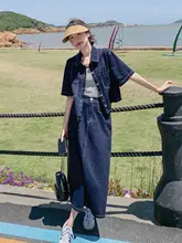 深い青の薄手デニムシャツとスカートのコーディネート（セットアップ対応）