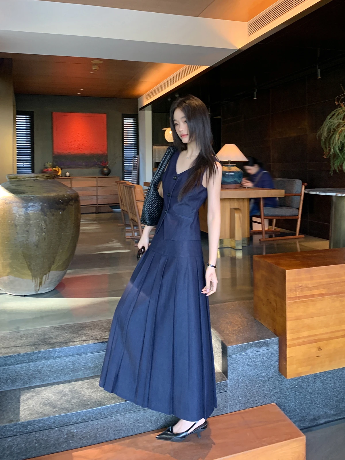 20代後半と30代女性にこそおすすめ！春のカジュアルスタイルを決める「スーツ風ベストとプリーツスカートのセットアップ」は？