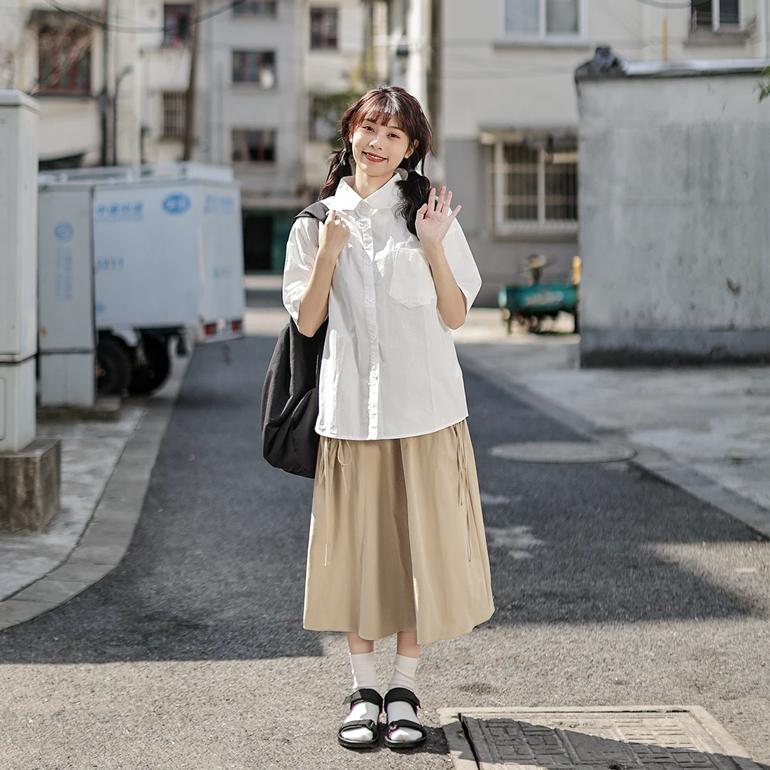 オフィスカジュアルの春夏にぴったりな1着は？日本風のゆったりシャツが解決する理由