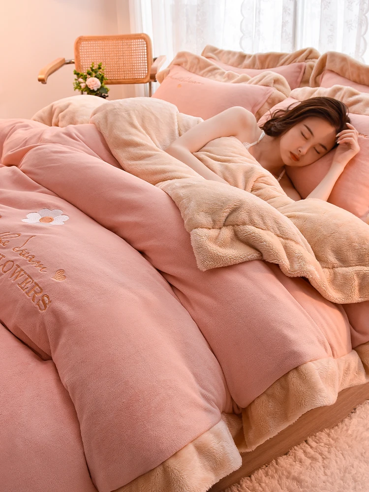 珊瑚フランネルベッドカバー：プリンセススタイルで実現する秋冬のおしゃれなベッドスプレッド