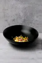 シンプルなマットブラックサラダボウル【大容量・深皿・陶器製・多用途】