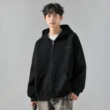 秋冬向け メンズ カジュアルジップトップスとデニムパンツのスタイリング（セットアップ対応）