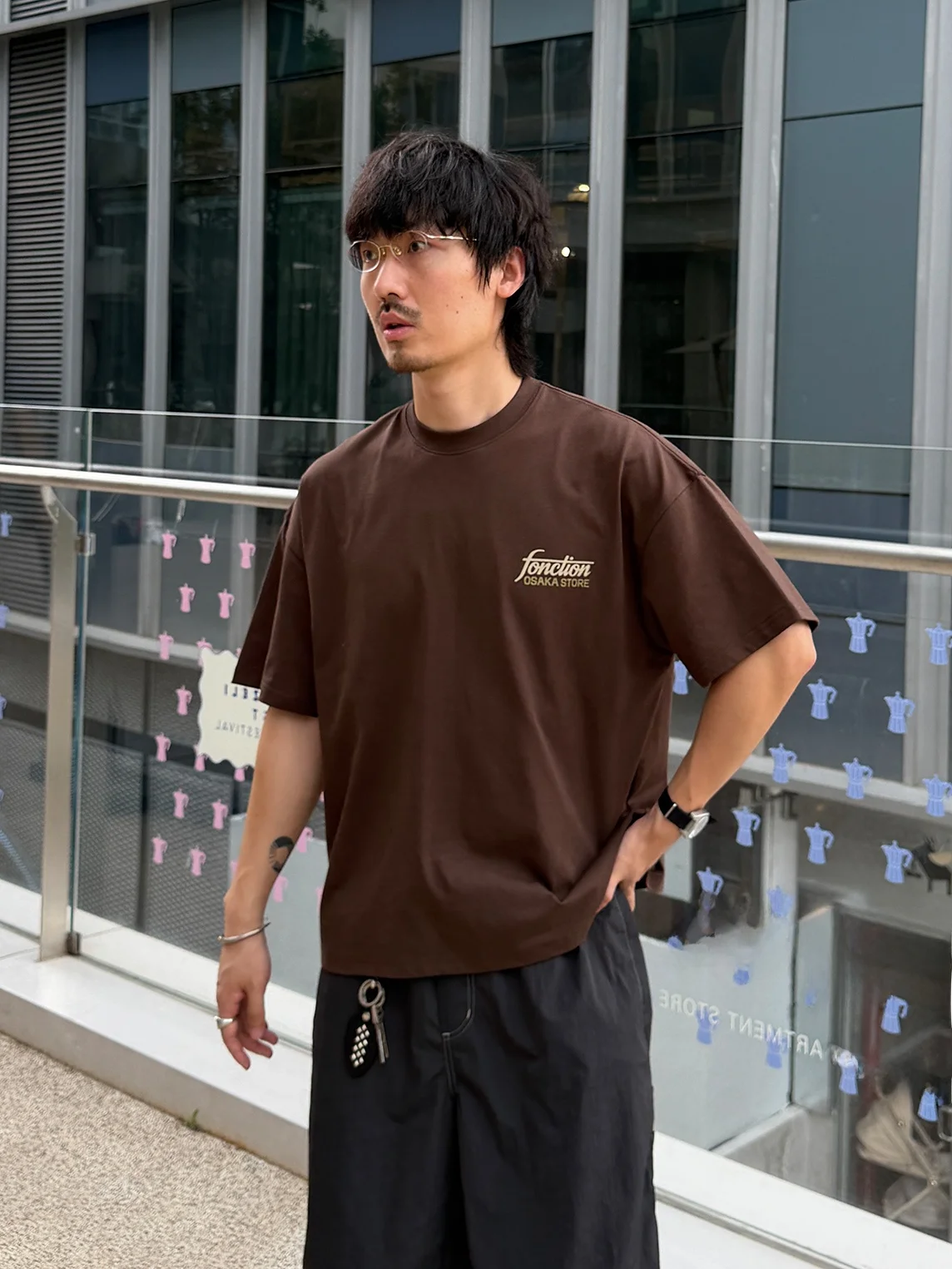 茶色ティーシャツをどう選ぶ？大阪限定の「FONCTION」が教えてくれる、春夏の最適なコーデ法