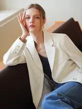 白色のフィット レディースブレザー【秋用・通勤・職業スタイル】