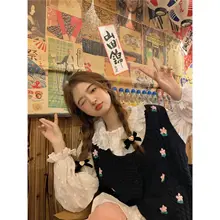 フランス風のぬいぐるみ襟とフレアスリーブの白い長袖シャツ