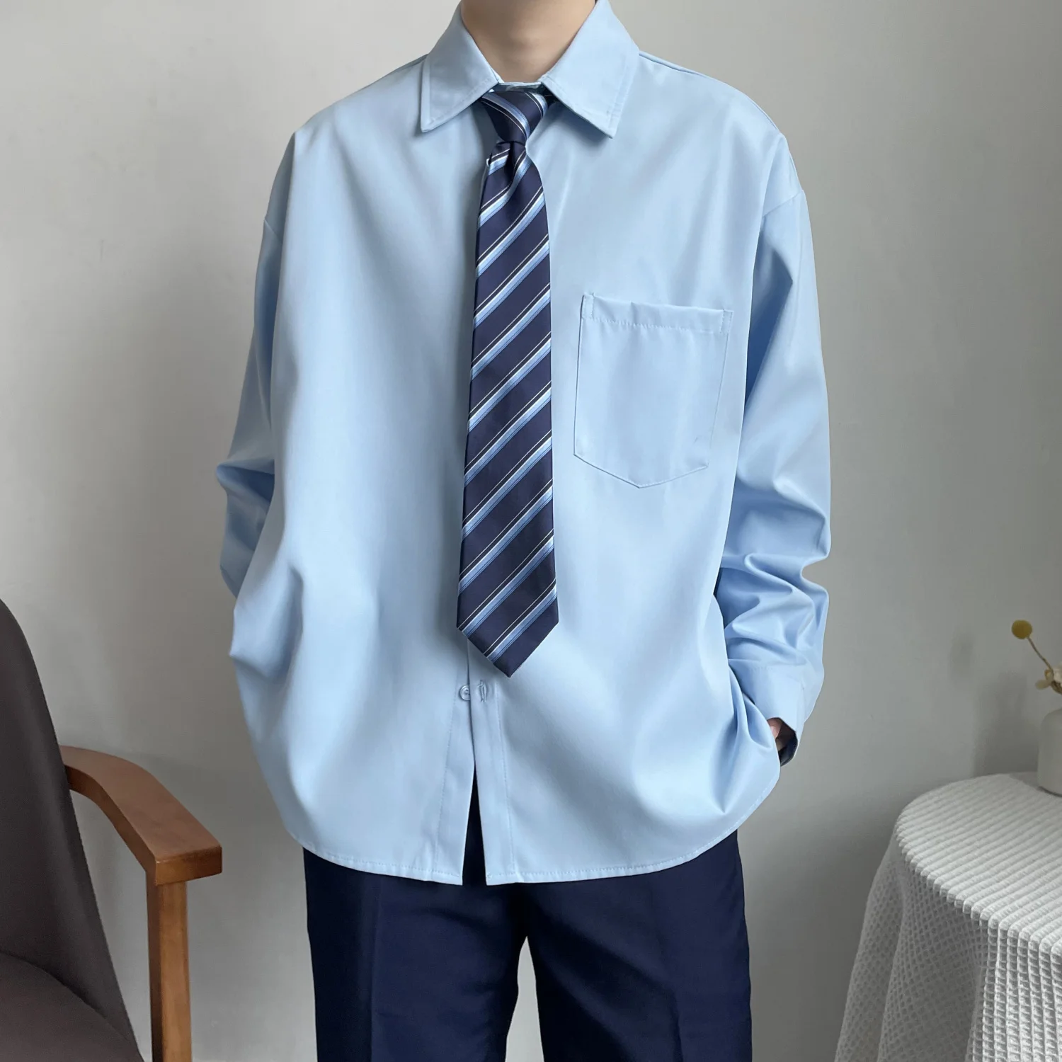 カジュアルルーズ DK制服風長袖シャツ：キャンパスおしゃれ大学の学生向けファッション選定に役立つアイテム