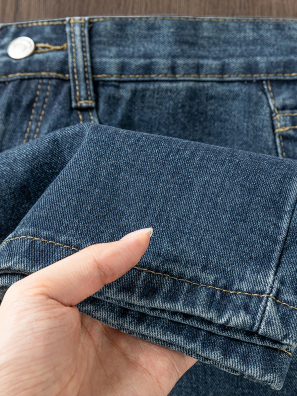 メンズ センタープレスパンツは本当に必要？深みのある青のデニムが答えを教えてくれた