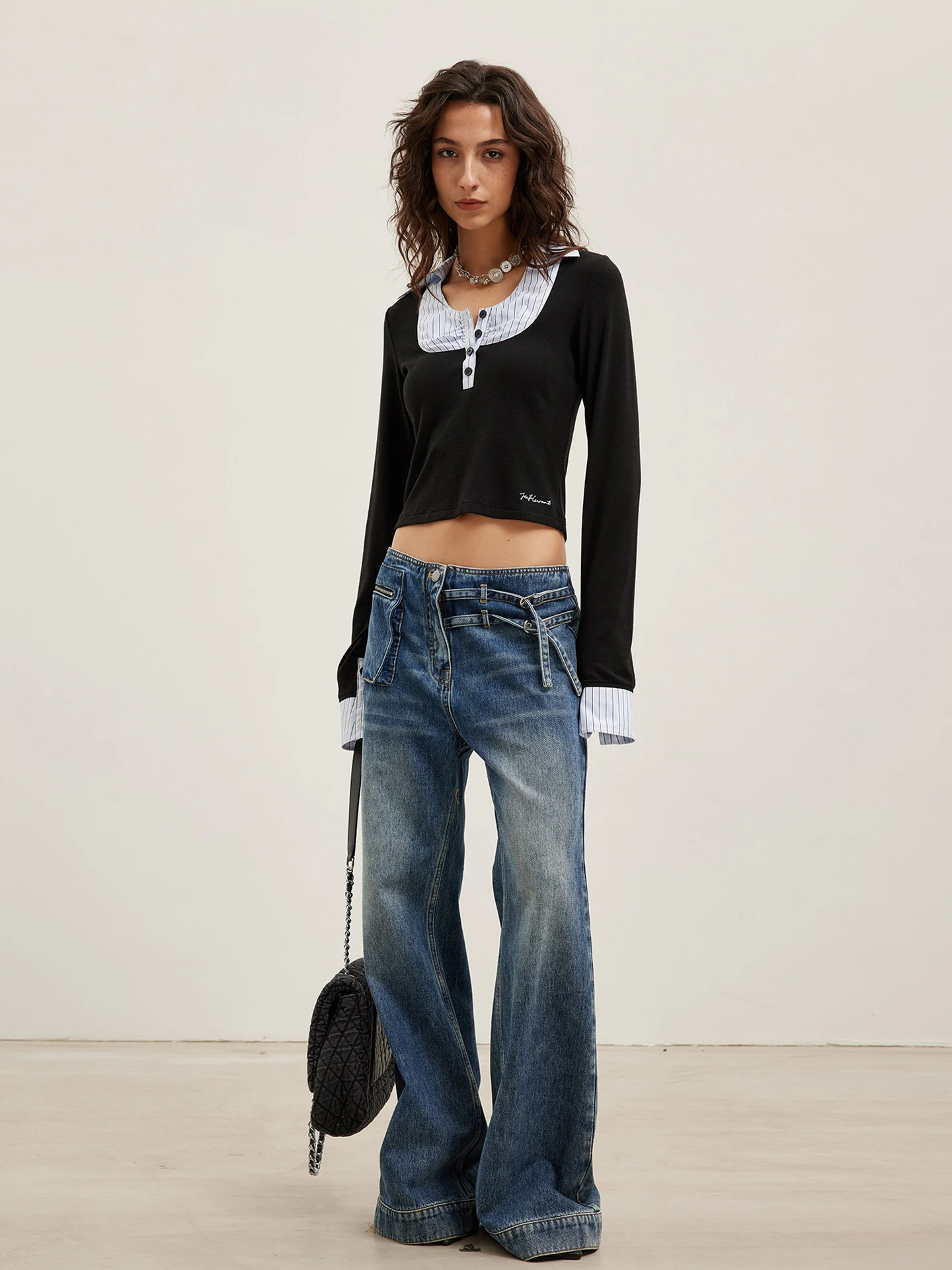 グレーのハイネック長袖Tシャツ：2026年春 の女性ファッショントレンドに最適なリブ編みタイトフィットデザイン