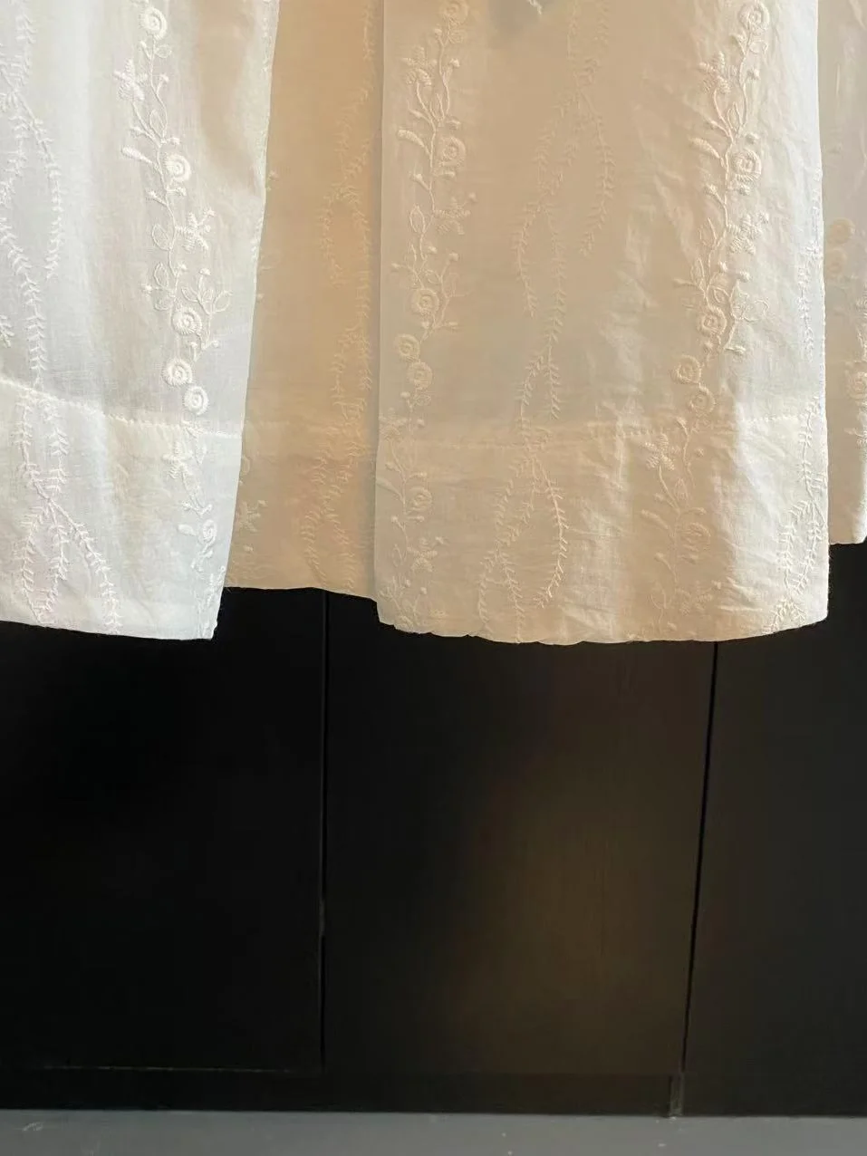 女性用ツイストデザインキャミソール：Vネック・ゆったりシルエットで着用する私服の選び方