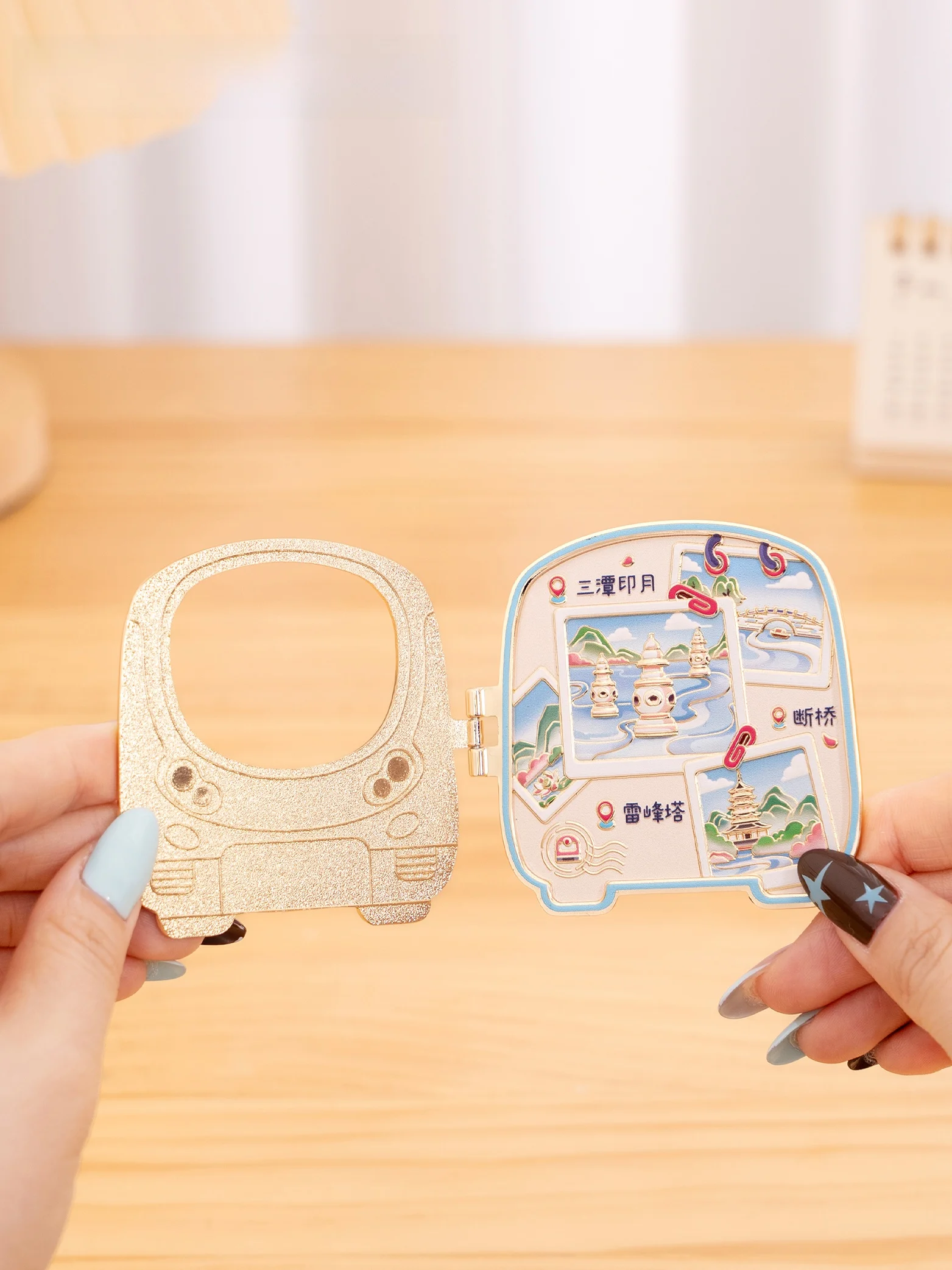 旅行グッズ プレゼント にどんなものがあるか？西湖の美しさを刻む金属フリップマグネットがおすすめ