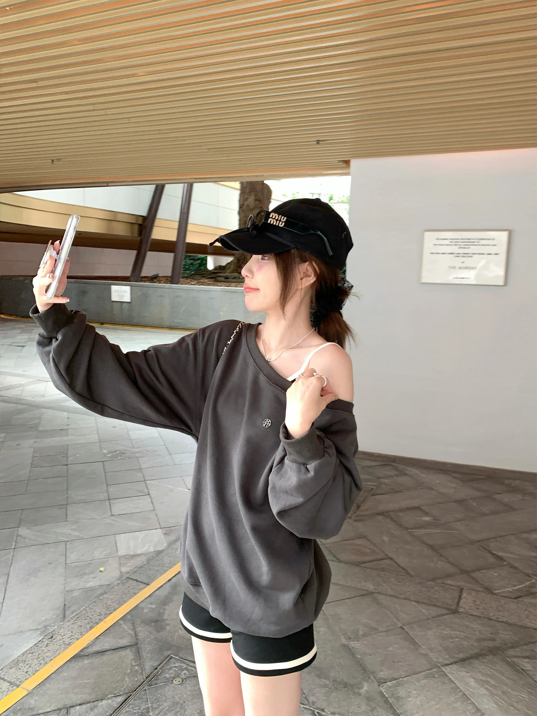 ショートパンツコーデで失敗しない方法は？少女風の白黒バイカラーが今、注目されている理由
