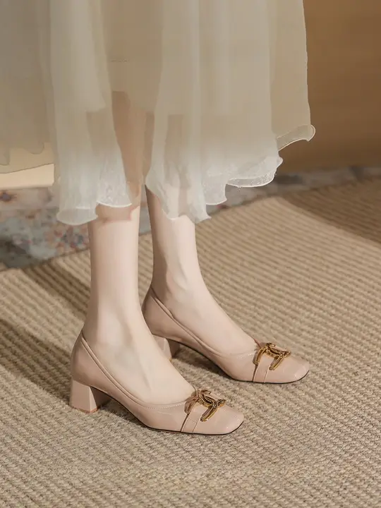 デザイン性のある女性用粗いヒールのパンプス【艶やかなエナメル・スクエアトウ・中ヒール・ピンク】