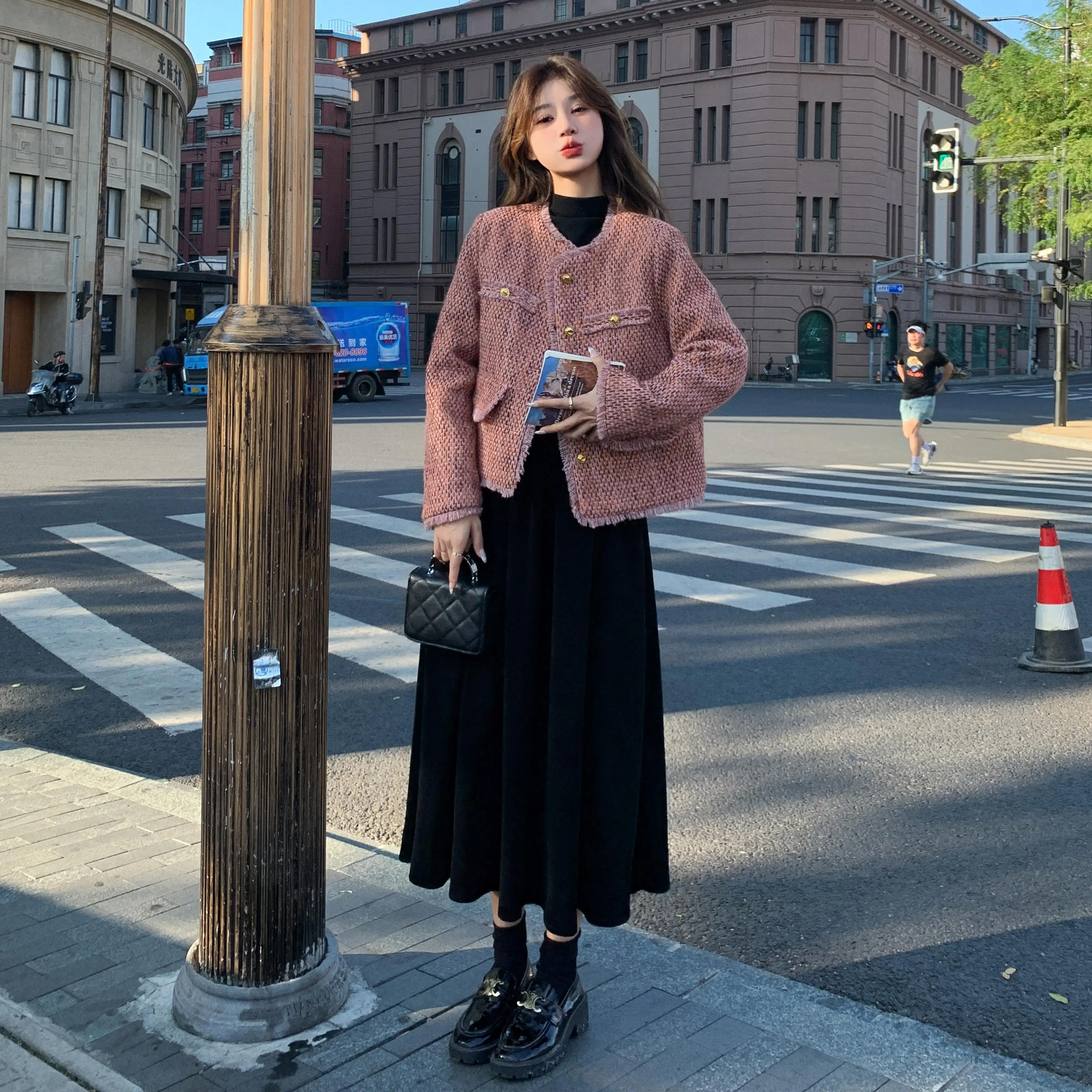 秋のスタイリッシュな女性用コートと黒いドレスセット：10月に早めに購入すべきポイント