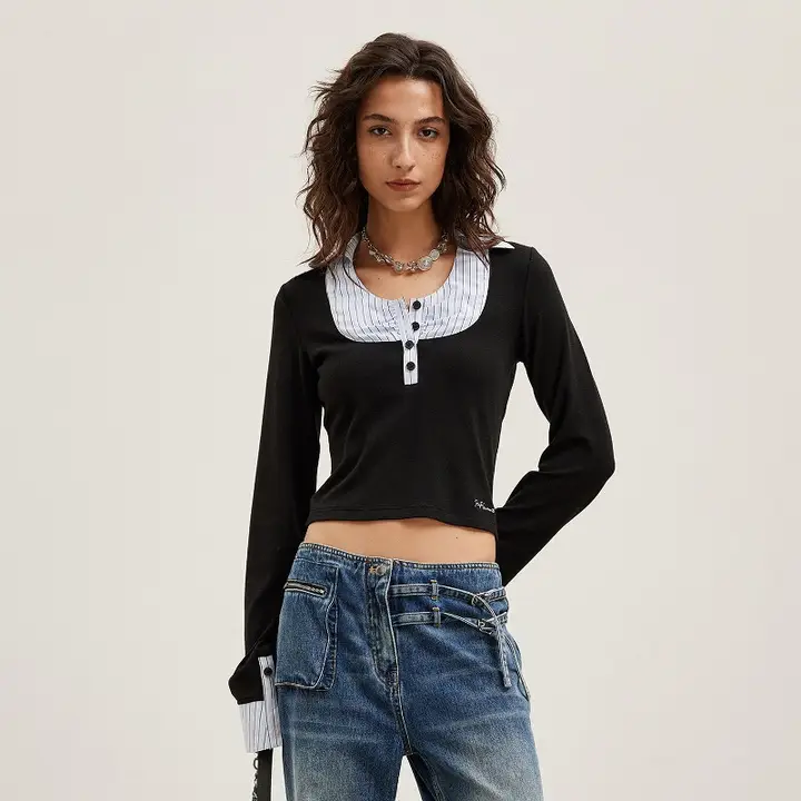 グレーのニットシャツ風デザインのハイネック長袖Tシャツ【リブ編み・タイトフィット・春向け】（セットアップ対応）