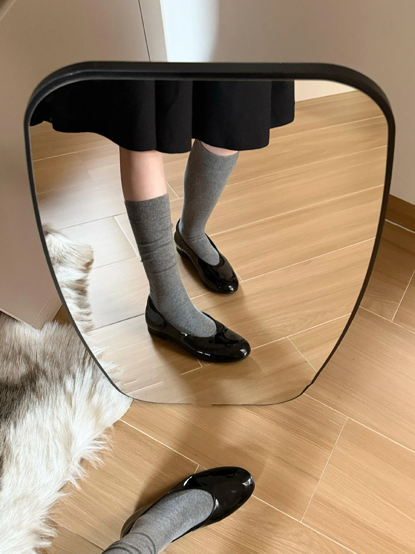 浅灰色小腿ソックスと黒のパンプスのセット：春秋スタイルに最適なシンプルコーデ