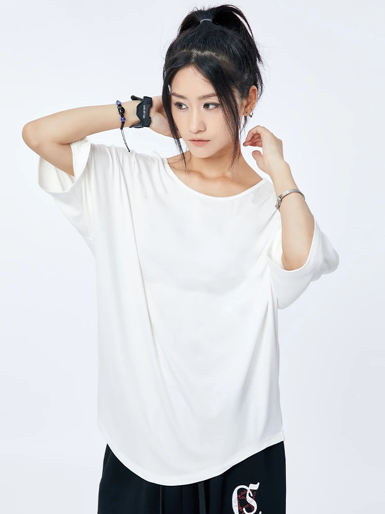 大人可愛い服 50代コーデ 完全ガイド｜バックオープンTシャツの選び方と着こなし術