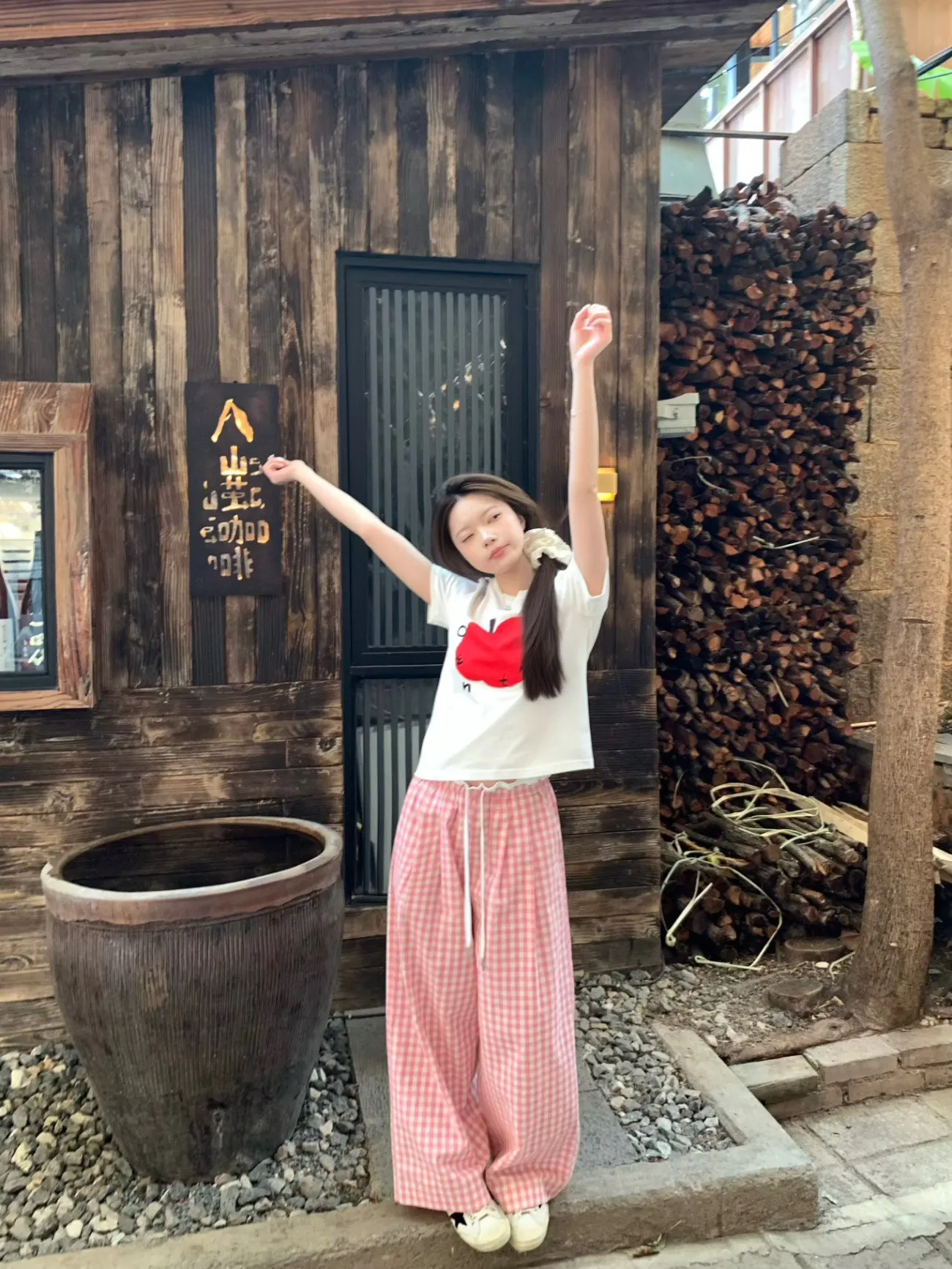 甘美な気泡水デザインの高腰ピンクチェック広がりパンツ：ゆったりパンツコ  ーデの実用性とスタイルバランスを解説