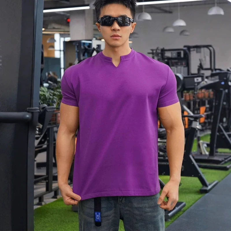 ストリートファッションの本質とは？VネックTシャツで自然なスタイルを実現