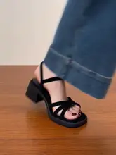 黒色アッパーの太ヒールサンダル【スクエアトゥ・夏用・ミドルヒール】